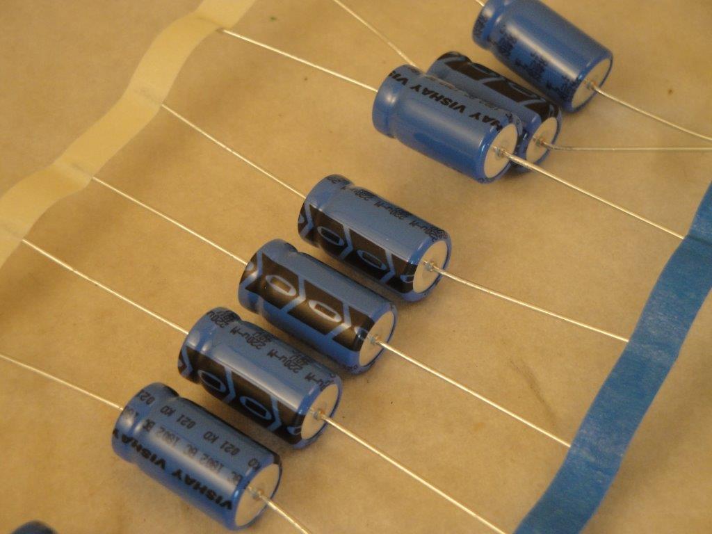 B 41 ELAX 40 V 220uF  Elko-axial 10x18mm
