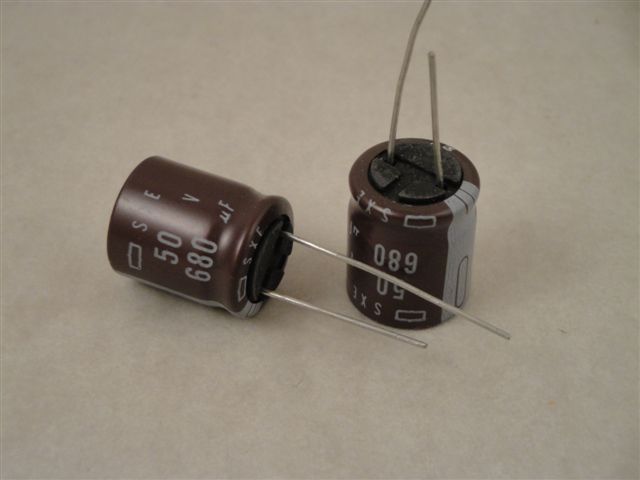 THKM 50 V 680 uF  Elko-steht 105�C 16x20mm RM7,5