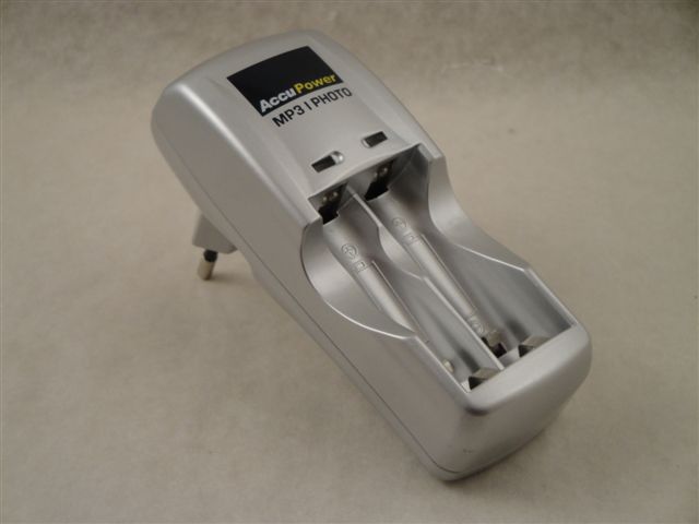 AP2001-0  MP3/Photo Ladeger�t  f�r 1-2 AA NiMH/NiCd, AccuPower
