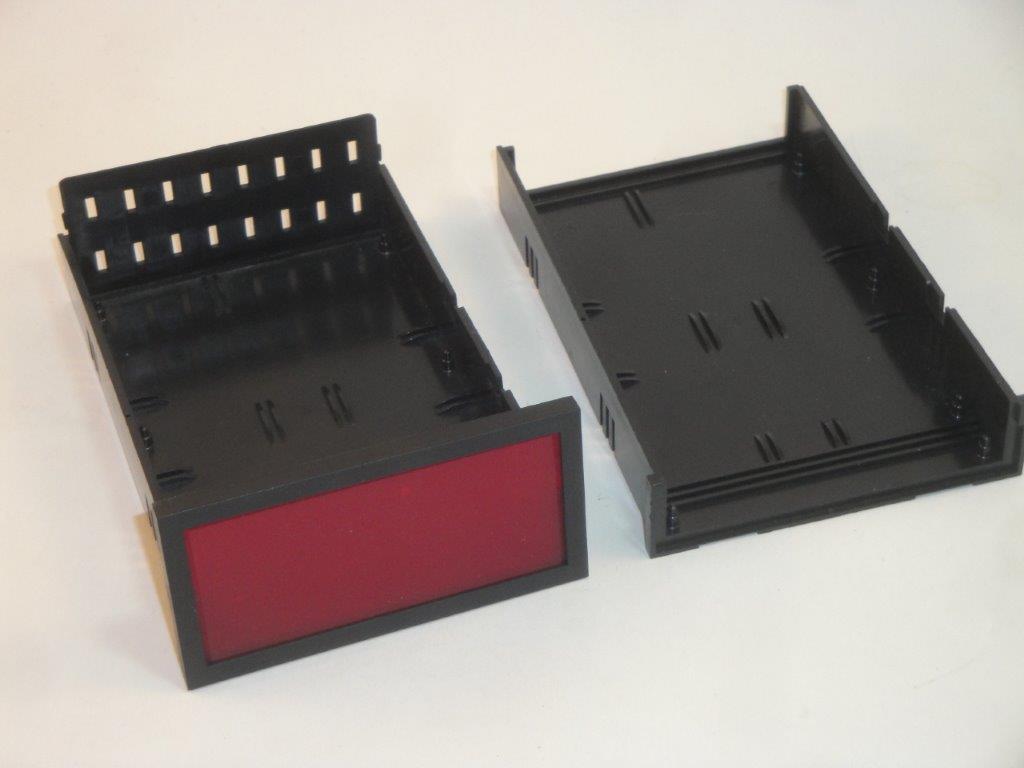 Einbaugeh�use 142x90x38mm, mit roter Plexifront