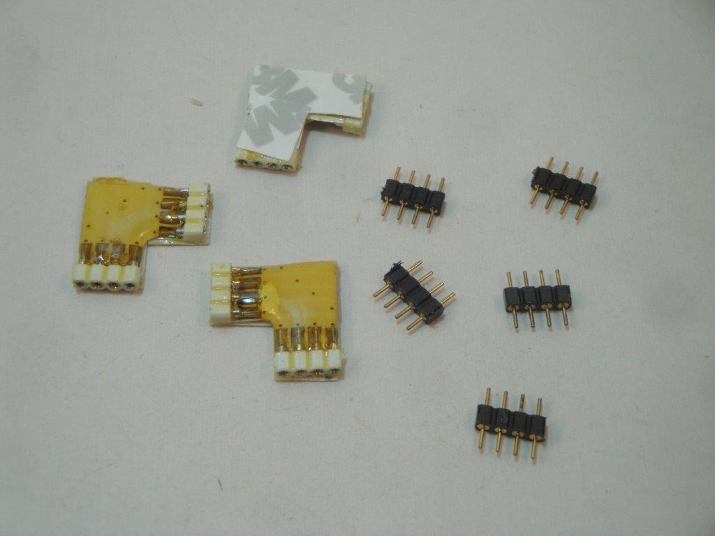 LED-Lichtbandverbinder 4pol RM2,56mm 90�