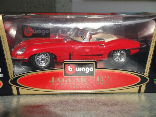 Jaguar E Cabrio, '61, rot  1:18  burago 3016