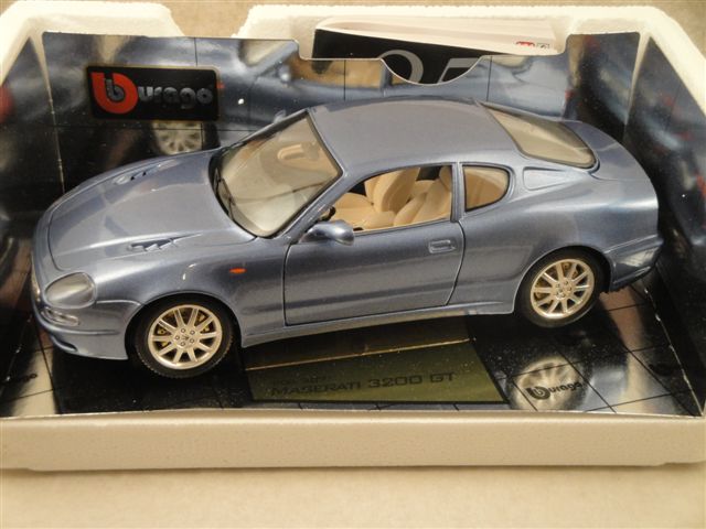Maserati 3200 GT 1998, blau  1:18  burago 3071