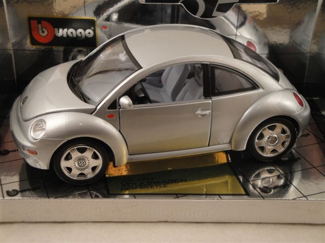 VW New Beetle 1998, silber  1:18  burago 3322