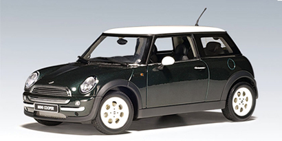 Mini Cooper '06, gr�n mit wei�em Dach  1:18  AUTOart 74823