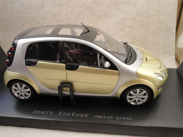 Smart forfour, melongreen/silber 1:18 Kyosho 19140 Smart forfour, melongreen/silber 1:18 Kyosho 19140