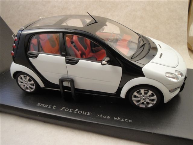 Smart forfour, Ice white/black 1:18 Kyosho 19140 Smart forfour, Ice white/black 1:18 Kyosho 19140