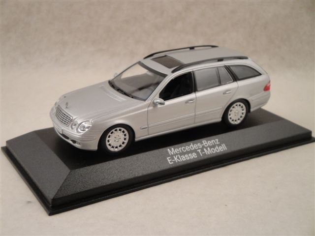 Mercedes Benz E-Klasse T-Modell, silber  1:43  Minichamps