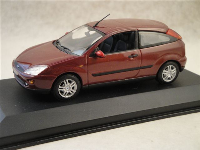 Ford Focus, rot  1:43  Minichamps