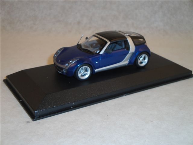 Smart Roadster-Coupe, blau  1:43  Minichamps