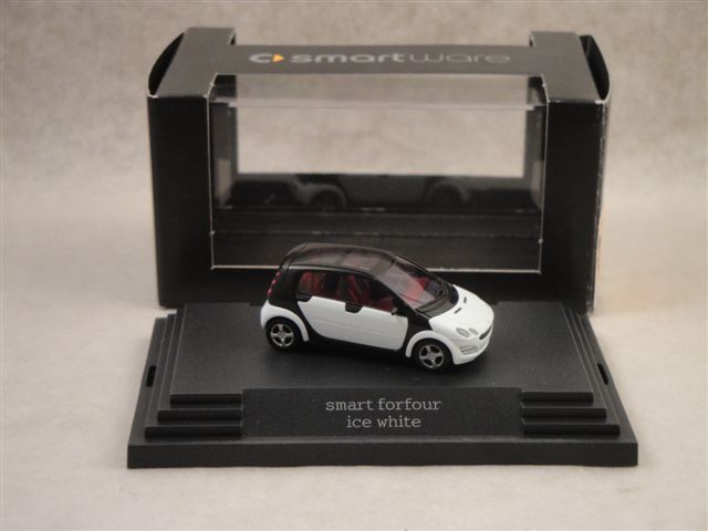 Smart Forfour wei�/schwarz  1:87  Busch 0017726
