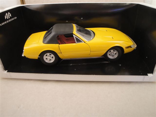 Ferrari 365 GTS-4, gelb  1:18,  Solido 8018